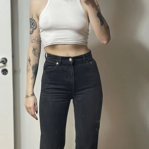 Jeans från arket  - Jag är en XS/171 för referens. Något blekta i tvätt! 