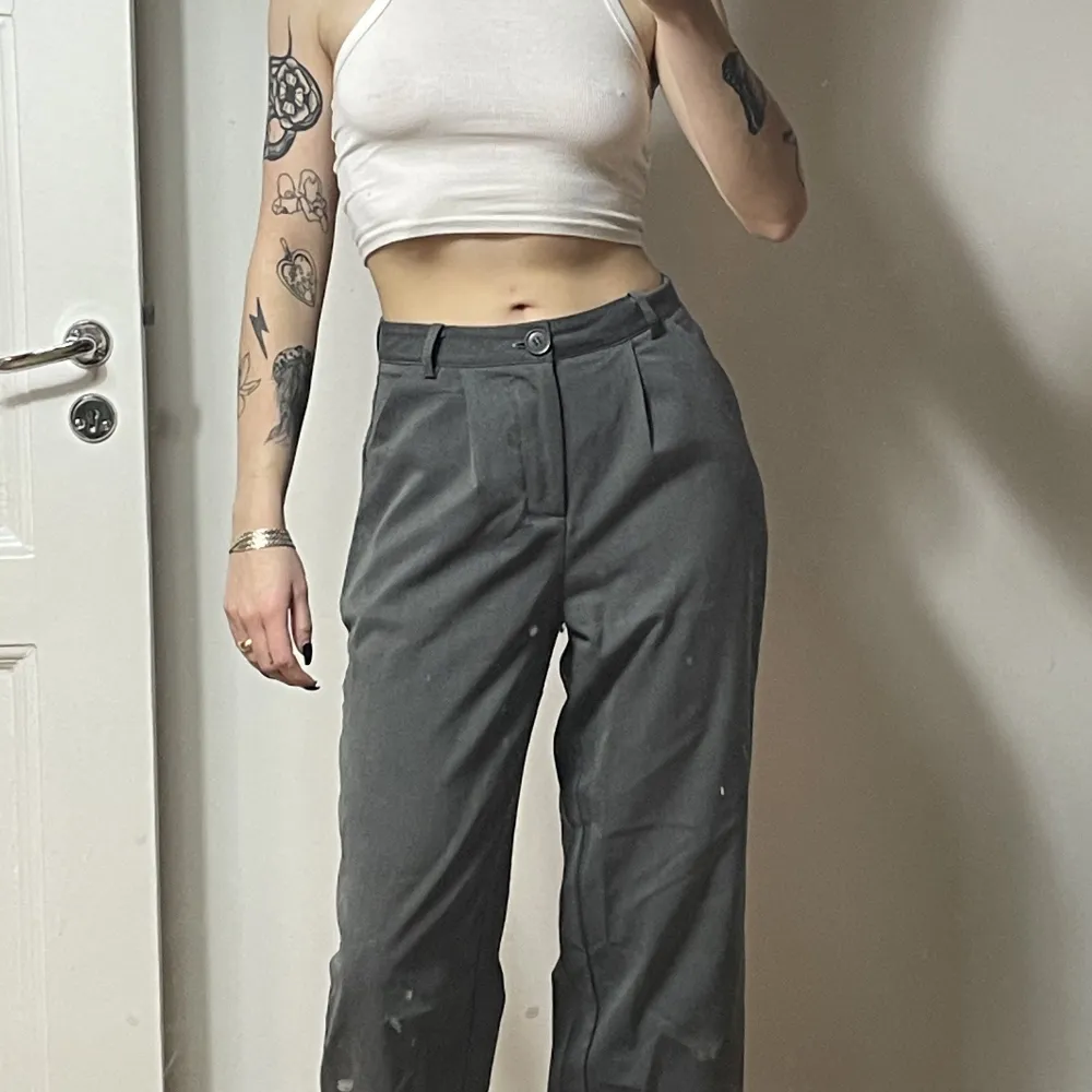 Snyggaste byxorna med perfekt rak form! Älskar men har redan andra gråa så dessa får åka. Jag är en XS/171 för referens.. Jeans & Byxor.