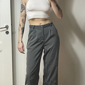 Vintage kostymbyxor - Snyggaste byxorna med perfekt rak form! Älskar men har redan andra gråa så dessa får åka. Jag är en XS/171 för referens.