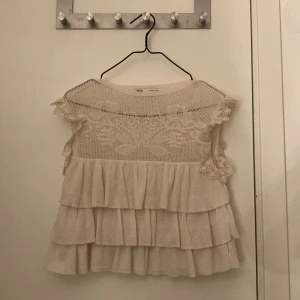 Zara blus - Säljer denna söta top ifrån zara då den inte kommer till användning längre💕 storlek S💕