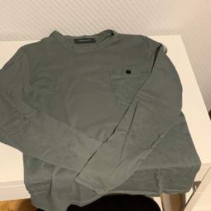 Mörk grön PeakPerformance långärmad t-shirt. Sällan använd, skick 9/10