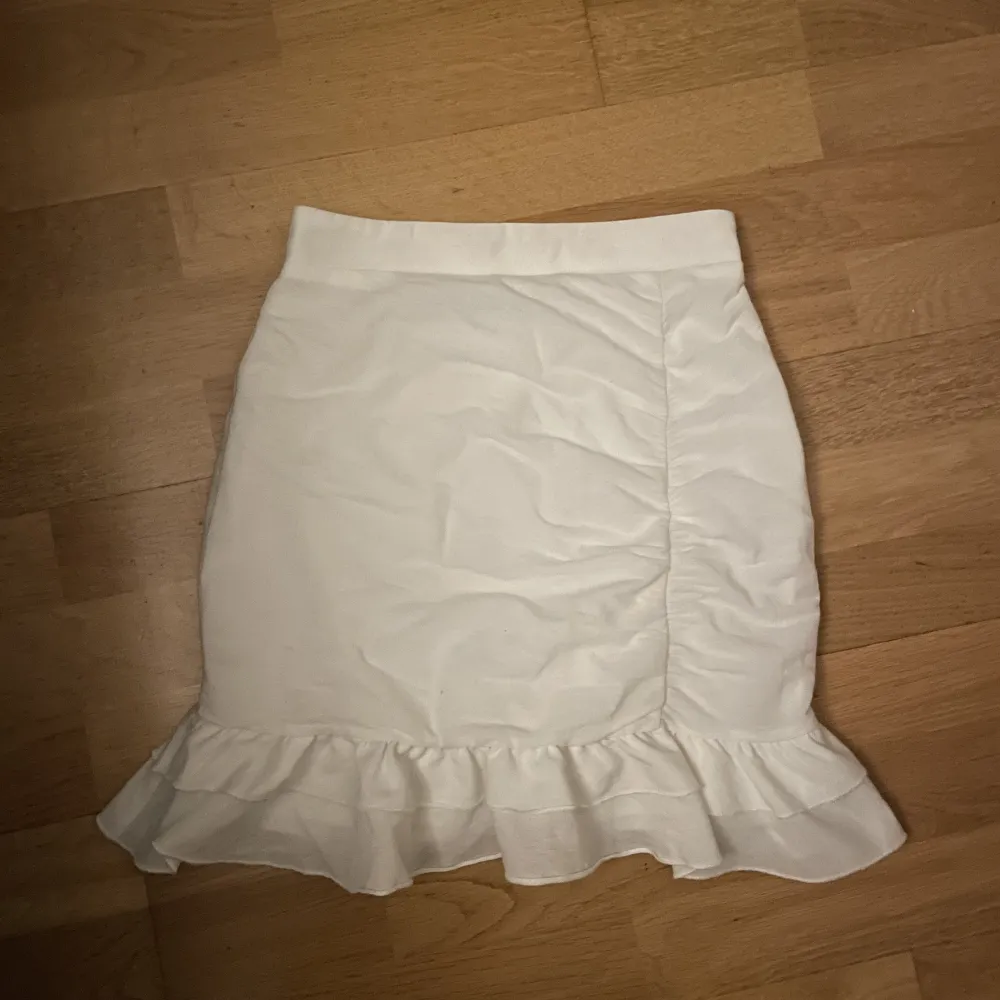 köpte denna dröm på bikbok till sommaren och har använts några gånger under sommaren. inga skador eller slitage. den ser skrynklig ut på bilden med det är bara skuggor❤️. Hameet.