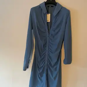 Super snygg blå klänning från Bikbok sitter super snyggt på! Endast testad