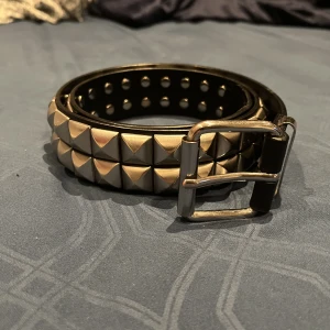 Stud belt - Tänkte sälja den här bältet för att använder inte den e för kort OBS DEN ÄR LITE TRASIG LÄNGST FRAM. Kan sänka pris!
