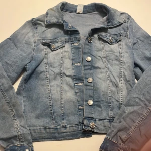  Jeansjacka  - Storlek 162, ingen användning på grund av att jag växte ur den 