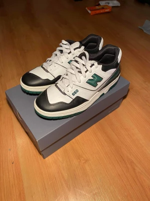 NEW BALANCE 550 - Tjenare, säljer mina New Balance i väldigt gott skick i storlek 42.5. Box tillkommer och även digitalt kvitto från soleplus (köpta för 2500). Bud från 1000 godtas. Köp nu för 1100:-.