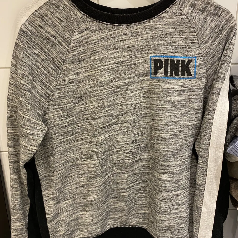 Sweatshirt från pink med tryck, knappt använd . Hoodies.