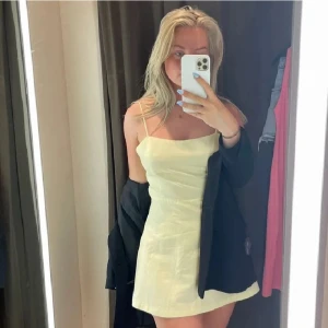 Zara klänning - Säljer denna superfina Zara klänning ljus gul då den är för liten. Den har inbyggda shorts under som inte syns. Den är använd en gång. Skriv för egna bilder. Ordinarie pris var 400kr. Kan mötas upp i Stockholm och annars betalar köparen för frakten💗