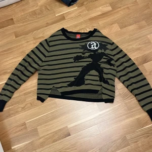 Abundant stickad hoddie - Det är en anundant hosdie som jag köpte och hae använt den typ 3 gånger. Passar inte riktigt mig lite stor. Strlk: s