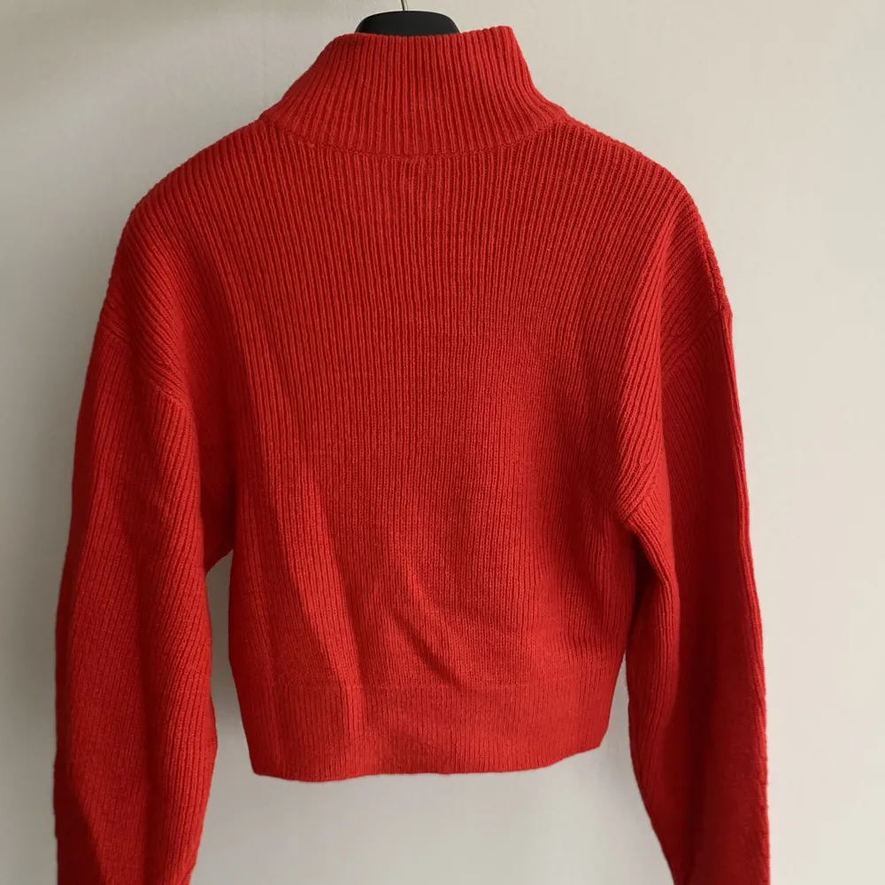 Röd stickad tröja från Hm. Aldrig använd, prislapp finns kvar. Storlek xs. Säljes för 100 kr + frakt . Stickat.