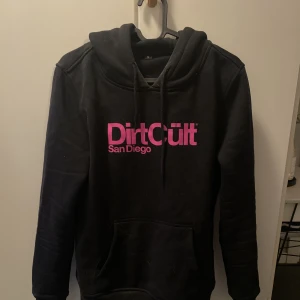 DirtCült hoddie  - Säljer min dirtcült sandiego hoddie då jag inte använder den. Knappt använd så väldigt bra skick, nypris  699kr säljes för 400 plus frakt. Tvättas såklart innan den skickas☺️ Kan mötas upp i Västerås, Arboga men även postas om köparen står för frakten🌸
