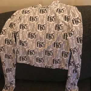 Newyorker tröja  - Lite polo krage. Långärmad svart vit. Något gothic 