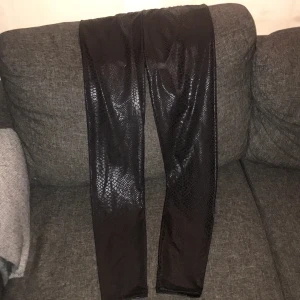 Mönstrade byxor  - Långa byxor med orm mönster. Fejkläder ish. Aldrig använda 