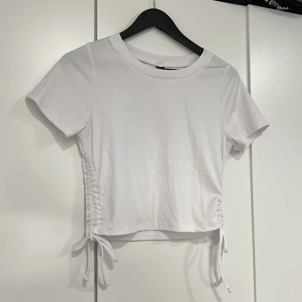Säljer denna tröja från SHEIN i storlek L då jag inte använder den längre🥰 Ganska liten i storleken så skulle säga att den mer är en M. Använd 1 gång💕. T-shirts.