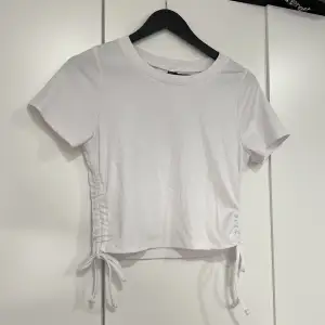 Säljer denna tröja från SHEIN i storlek L då jag inte använder den längre🥰 Ganska liten i storleken så skulle säga att den mer är en M. Använd 1 gång💕