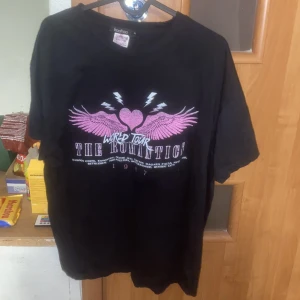 Svart t-shirt med tryck - En svart t-shirt med tryck. Storlek XL men mer som en L/stor M