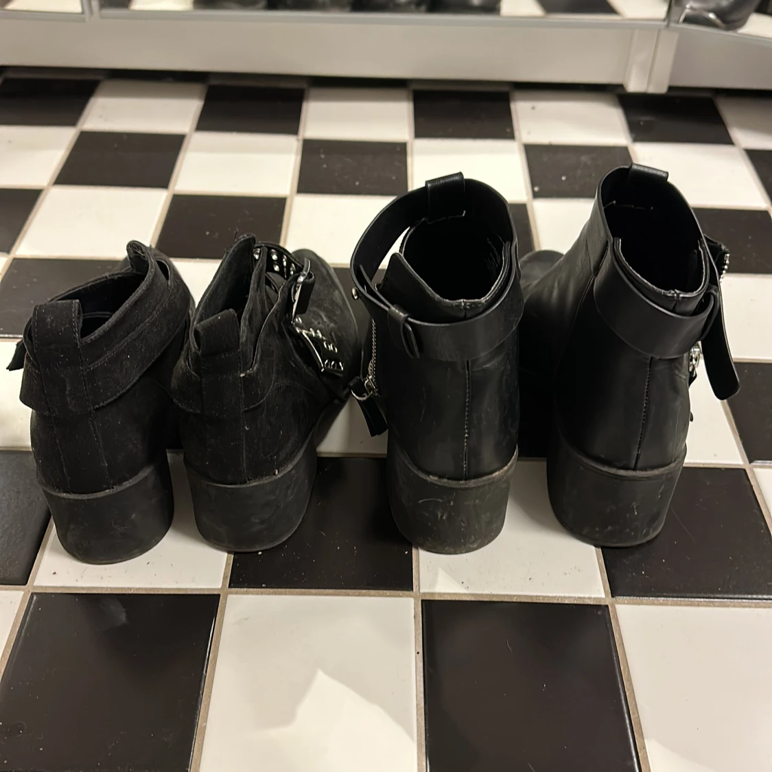 Svarta stövletter  - 91