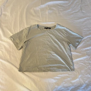 T-Shirt - Säljer en ljusblå/ljusgrön tröja i strl XS ifrån Lager 157. Köparen står för frakten🤍
