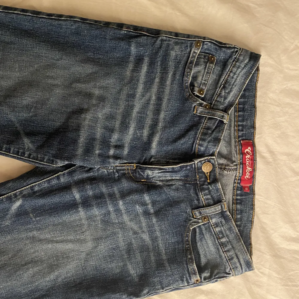 Ett par snygga low waist (straight leg) blå jeans. Bra skick inga hål men fick ganska synliga tänder vid låren. Jeans & Byxor.