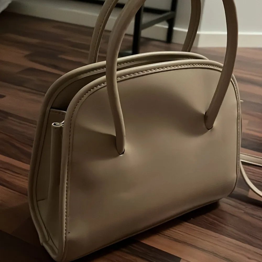 Jättefin beige väska från Zara! Bra skick💕 ett längre band följer med. . Väskor.