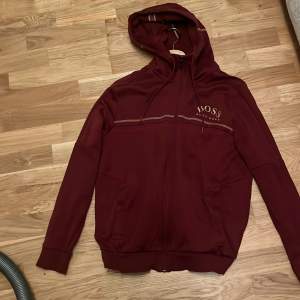 Säljer min boss zip hoodie för den är för liten för mig. Säljer billigt för orginal priset är 2000. Möts hälst i Stockholm kan frakta 