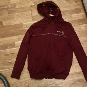 Boss zip hoodie  - Säljer min boss zip hoodie för den är för liten för mig. Säljer billigt för orginal priset är 2000. Möts hälst i Stockholm kan frakta 