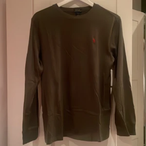 Ralph Lauren tröja - Jätte fin mörkgrön tröja som har levt sina år men är super snygg och i super bra skick för åldern! Önska den passade men den får passa på någon annan 