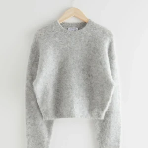 &otherstories stickad tröja - Snygg och mysig stickad tröja från &otherstories i fint skick 🤍Nypris: 790kr