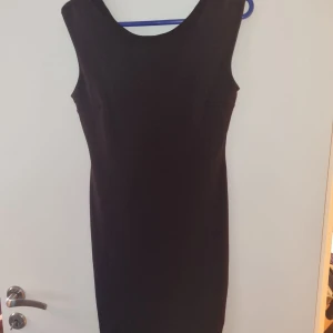 Klänning från hm (s) - Klänning från hm. Kan dras ner på axlarna. Fint skick. 