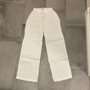 Linnebyxor  - Högmidjade linnebyxor från Madlady, använda ca 1 gång på en skolavslutning och är därför som nya. 