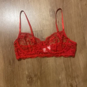 Bralette - En röd bralette i spets med byglar. Helt ny endast prövad en gång