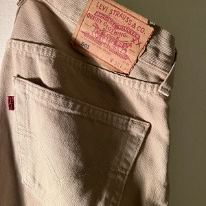 Levis 501’s beiga W:32, L:36 - Myyycket långa och supersnygga beiga Levis-jeans! Långa på mig som är 186cm 😵‍💫❤️‍🔥 Säljer för att de inte kommer till användning. Mycket sparsamt använda. W: 32 L:36