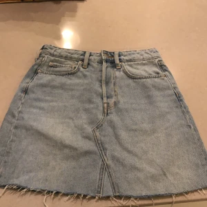 Kjol 38 - Blå jeans kjol i storlek 38