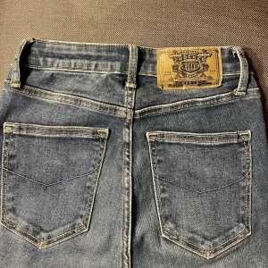 Crockerjeans  - Jeans från crocker med smala ben. Säljes i bra, men använt skick. 