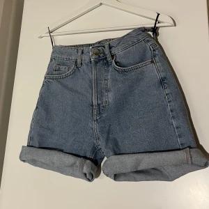 Never denim jeansshorts - Köpta i fel storlek, i princip oanvända. 