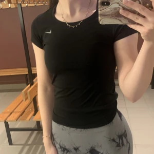 Nike träningstopp - Träningstopp från Nike i bra skick🥰 storlek S