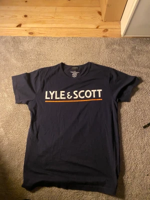 Lyle & scott tröja  - Lyle & scott tröja som aldrig varit till användning 