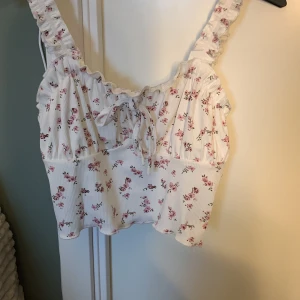 Linne  - Ett blommigt sött linne i bra skick som används en gång💕 