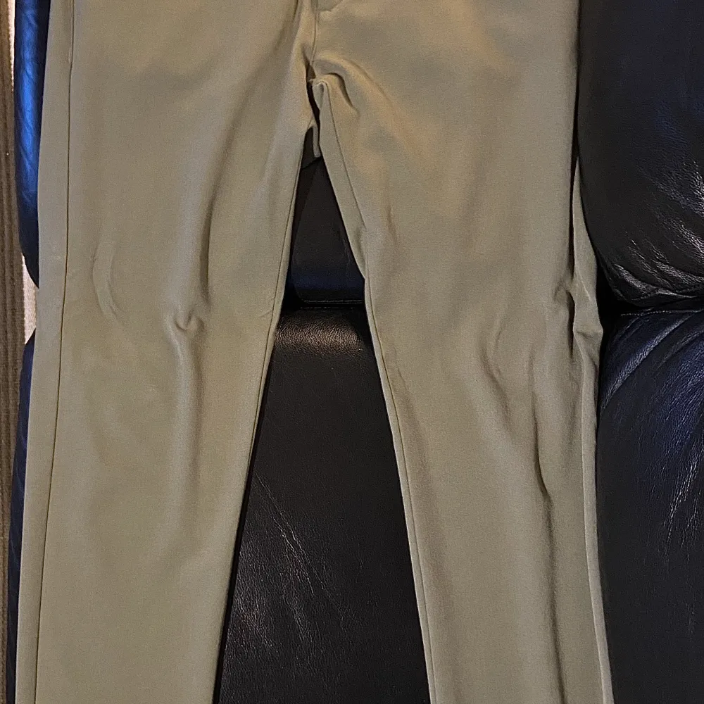 Ett par gröna les deux kostymbyxor i storlek 30. Jeans & Byxor.