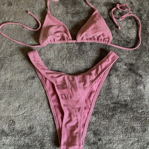 Glittrig bikini från bikbok🙌🏻 - Säljer jättefin glittrig bikini från bikbok🌊. Likadan Modell som på andra bilden fast i annan färg! S på underdelen och Xs på överdelen!🤍 