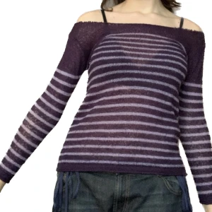 Lila stickad - En snygg stickad lila tröja med off shoulder krage