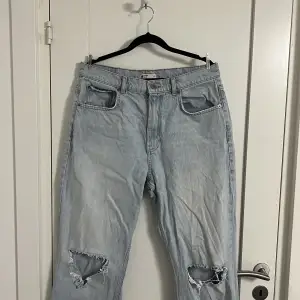 GinaTricot jeans  Storlek: 42 Använda ett par få gånger, tvättas och stryks innan postning Köpta för 599kr 