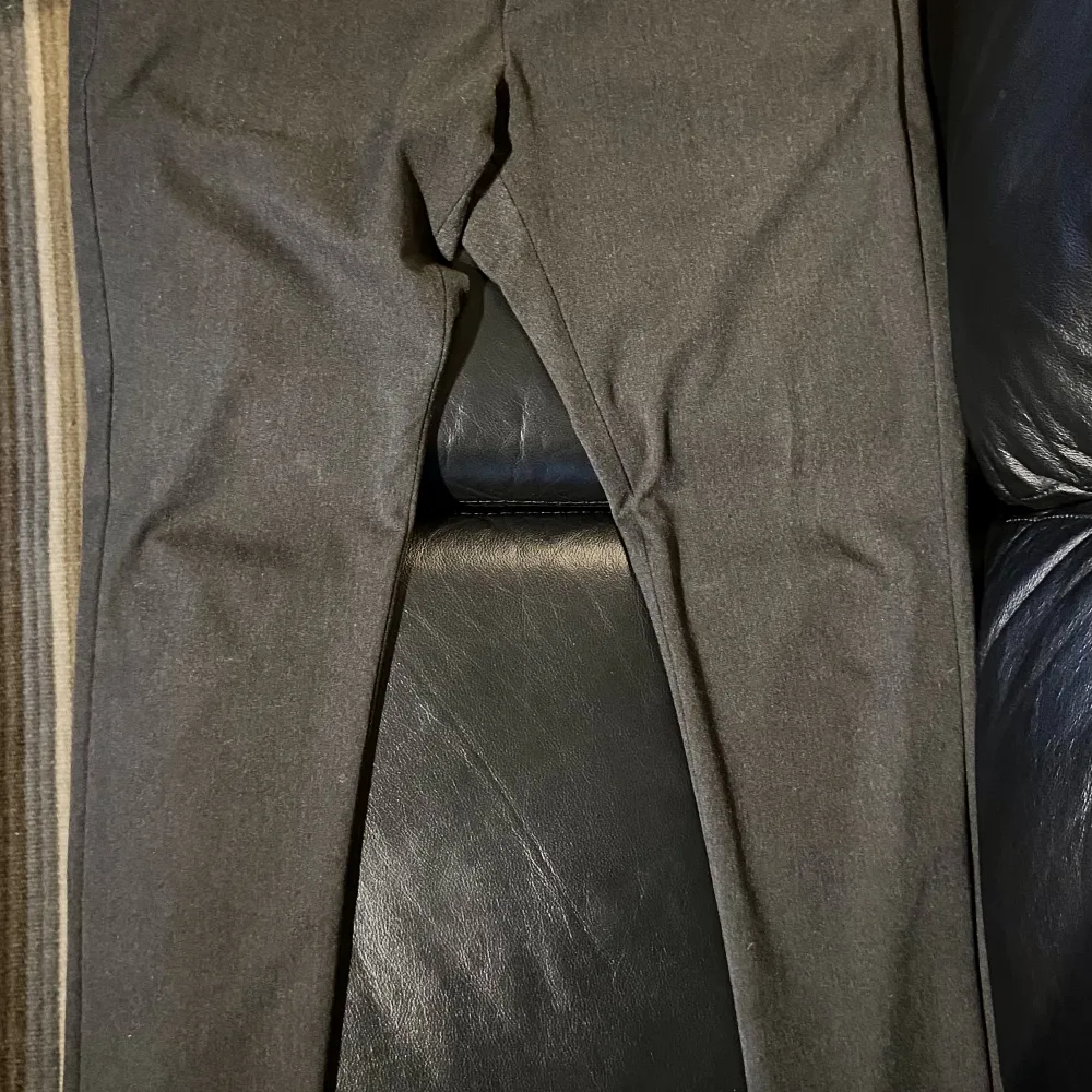 Grå-svarta les deux kostymbyxor i storlek 30. Byxorna är lite använda och är i mycket bra skick. Jeans & Byxor.
