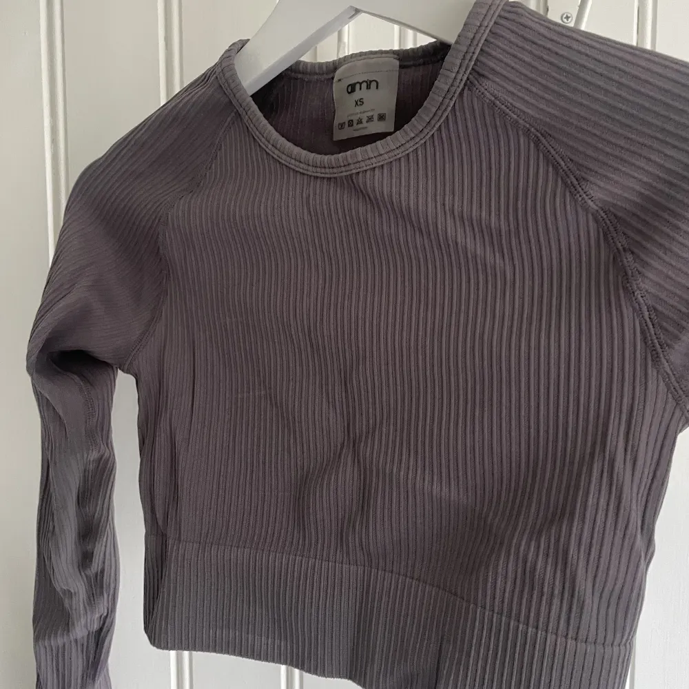 Aimn set. En ribbed seamless cropped longsleeve XS och tillhörande thights S. Försökte hitta vad färgen kallades på hemsidan men hittade inte, köpt för 2 år sedan. Använd ca 5 ggr men är nu för litet. Väldigt fräscht skick. Ca 1100kr nypris. Mörkgrå.. Övrigt.