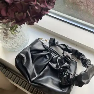 Säljer en jätte söt svart lite väska som aldrig kommit till användning. Kommer inte ihåg vart den är köpt.  