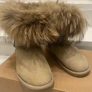 Mysiga Uggs likande skor från Nome skor. 5 år gamla men mycket sparsamt använda, går inte att köpa längre.  Köptes för ca 3000 kr. Säljer pågrund av att dem är för små. Pris går att diskutera💕
