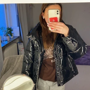 Lackad jacka - Säljer dena lackade jacka från Gina tricot. Använd få gånger därav i väldigt fint skick💞