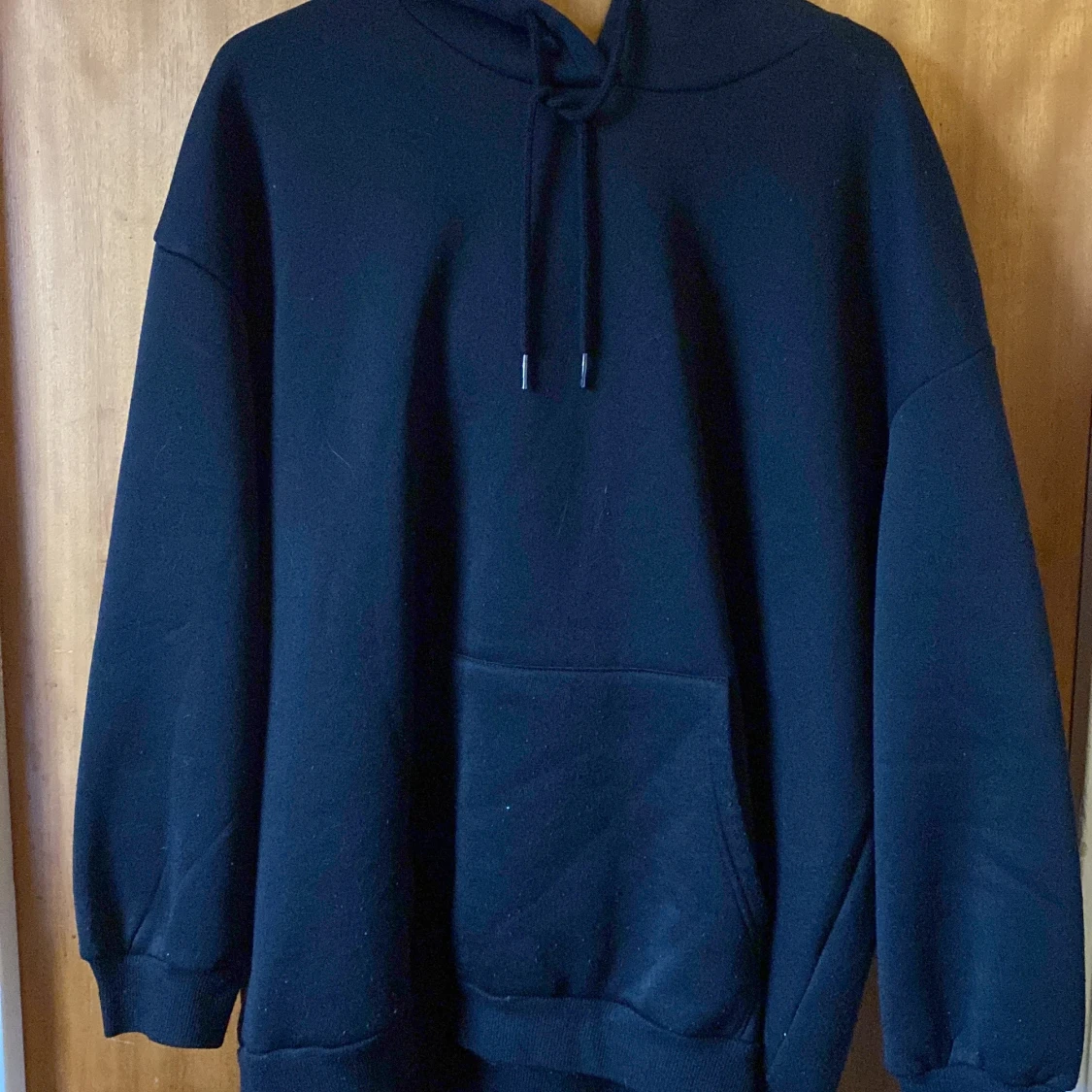 Svart hoodie med fjäril - 90