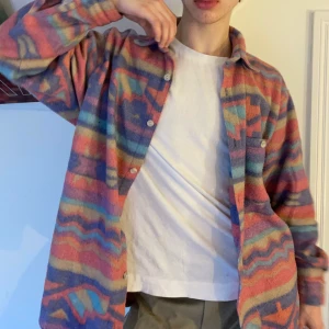 Vintage mönstrad fleecetröja rosa lila blå beige - Vintage mönstrad fleecetröja i rosa, lila, beige och nyanser av blå med knappar och ficka på bröstet 🪐Så så mysig och tack vare de neutrala färgerna passar den med i princip allt trots alla färger!