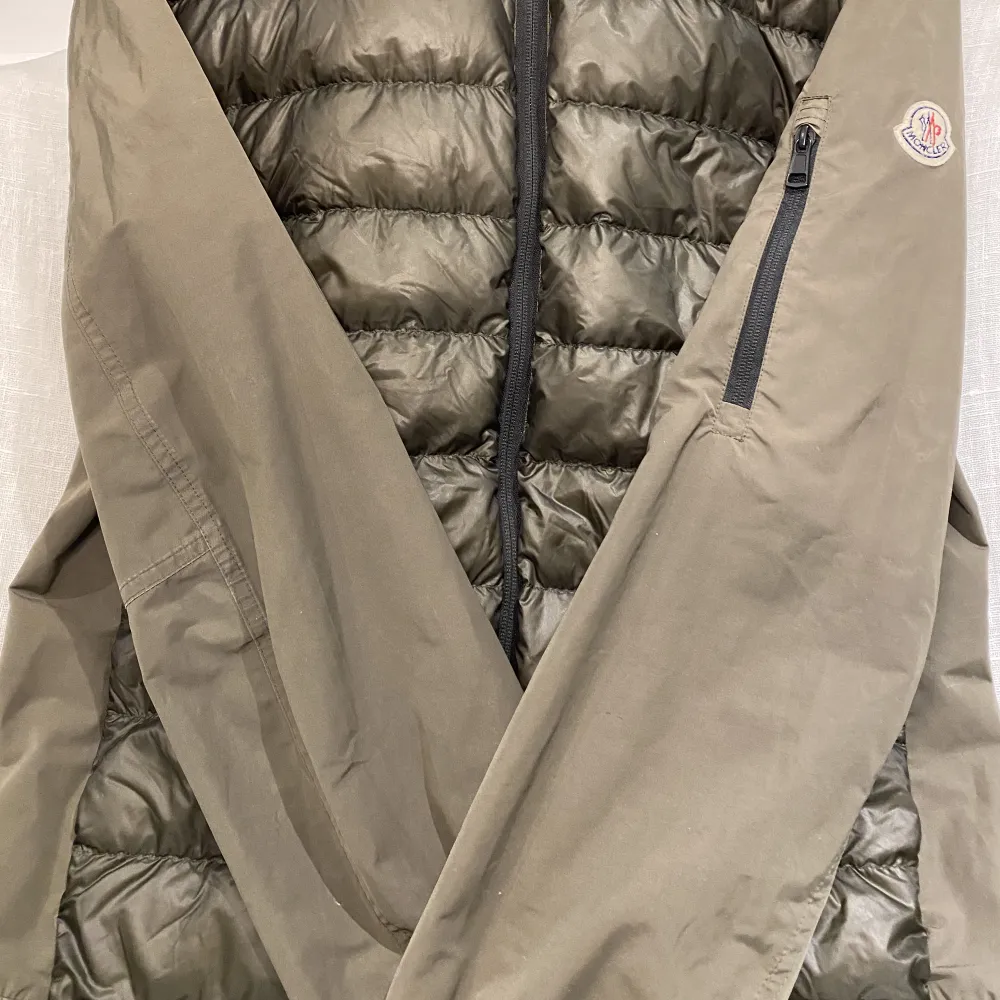 Moncler Cardigan Windbreaker  -Mörkgrön -Kondition: 9,5/10 -Storlek 4 (L) -Pris 2699. Jackor.